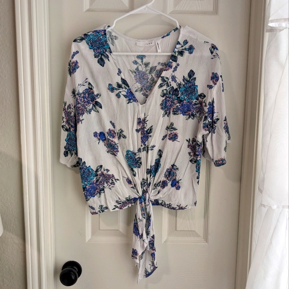 Luq Tops - 2/$10 Luq White Floral Tie Crop Top